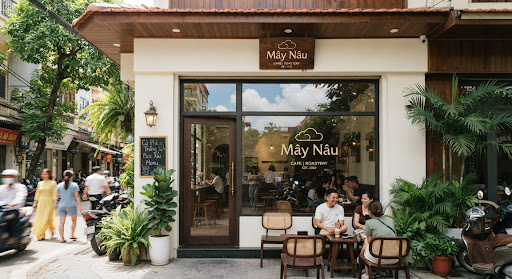 Mặt tiền quán cà phê Mây Nâu với khung kính lớn ngập tràn nắng mai