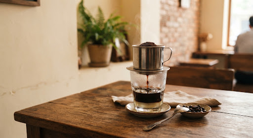 Tách cà phê phin truyền thống trên bàn gỗ mộc tại Mây Nâu Coffee